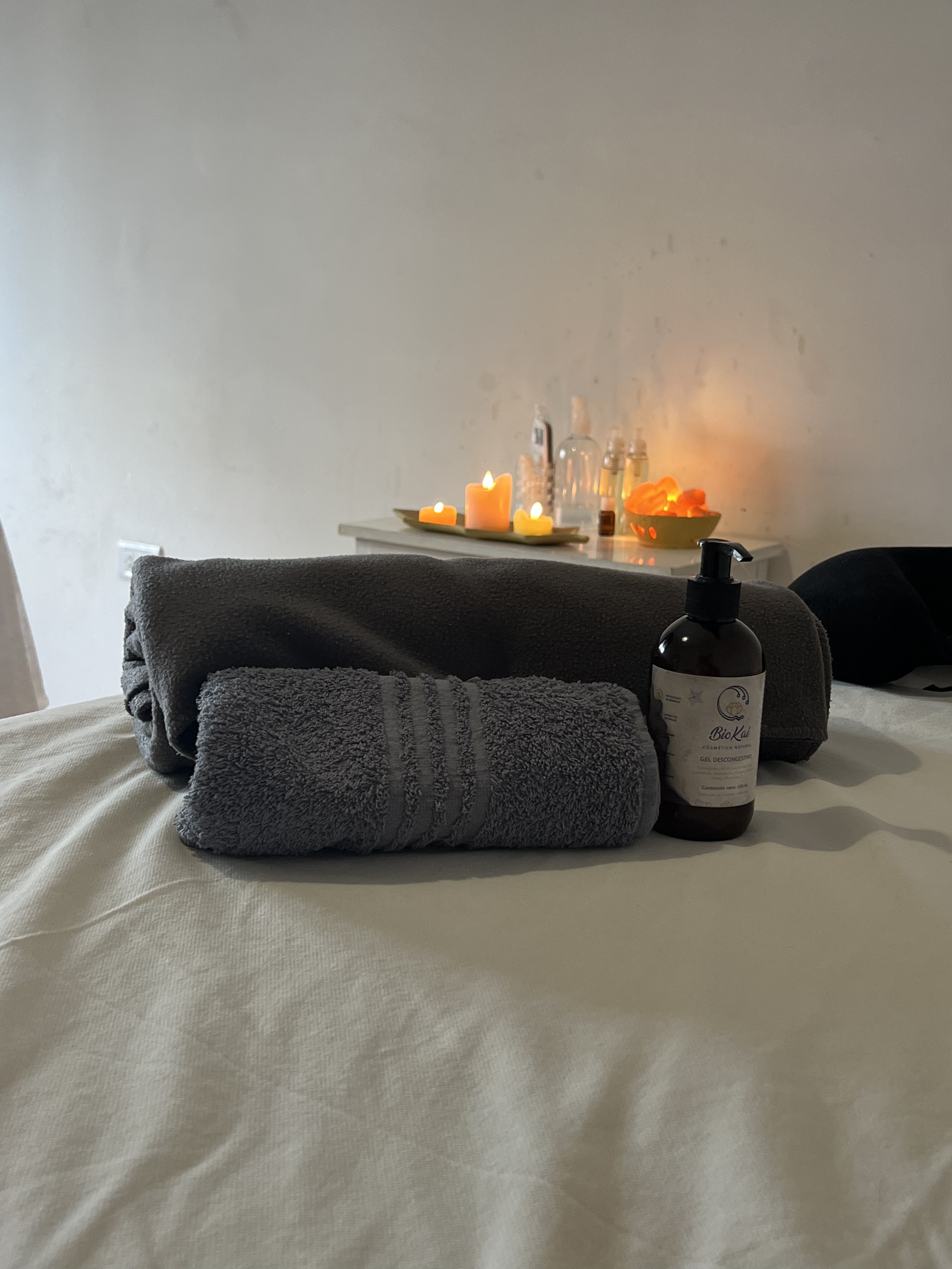 Espacio cálido de Boho Spa Urbano con camilla, toallas y ambientación